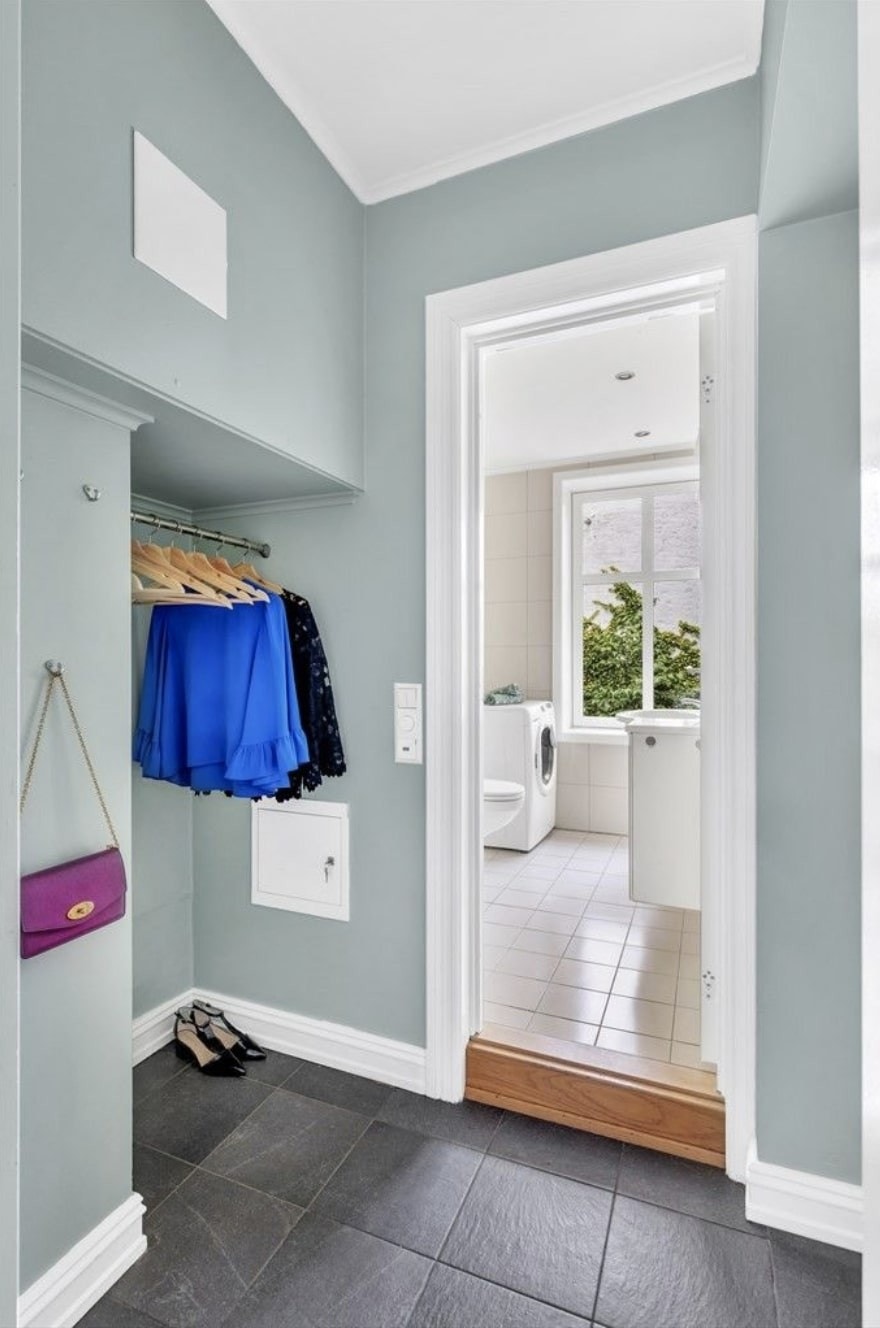 Entre med plass til klær og sko Galleribilde