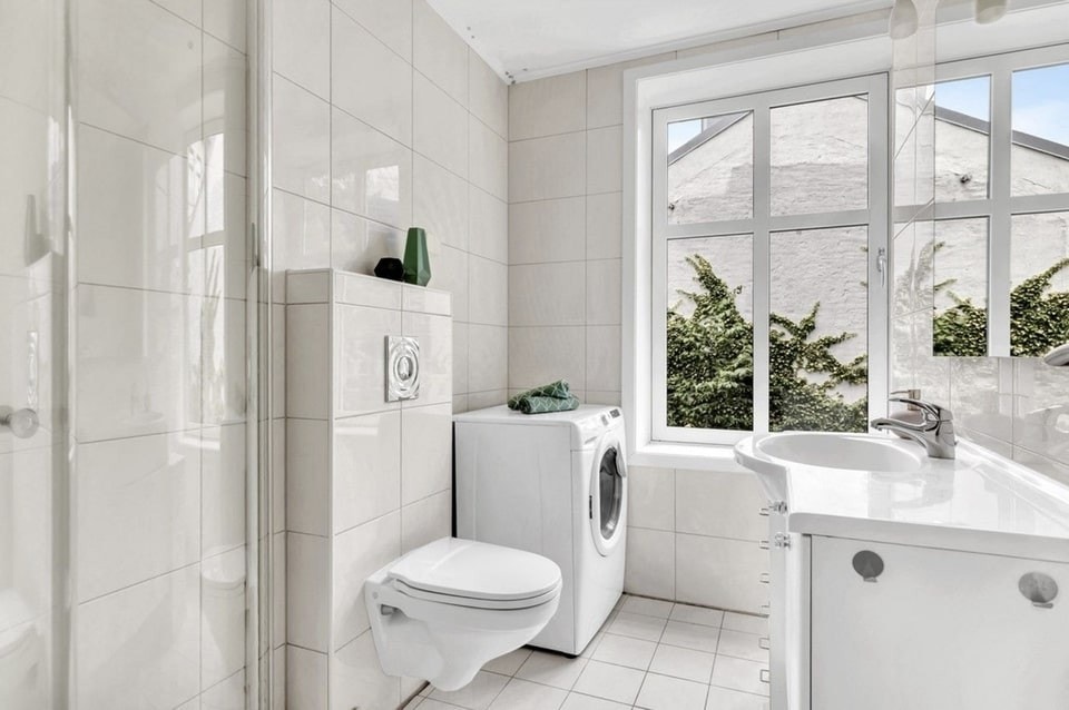 Pent flislagt bad. Vaskemaskin medfølger Galleribilde