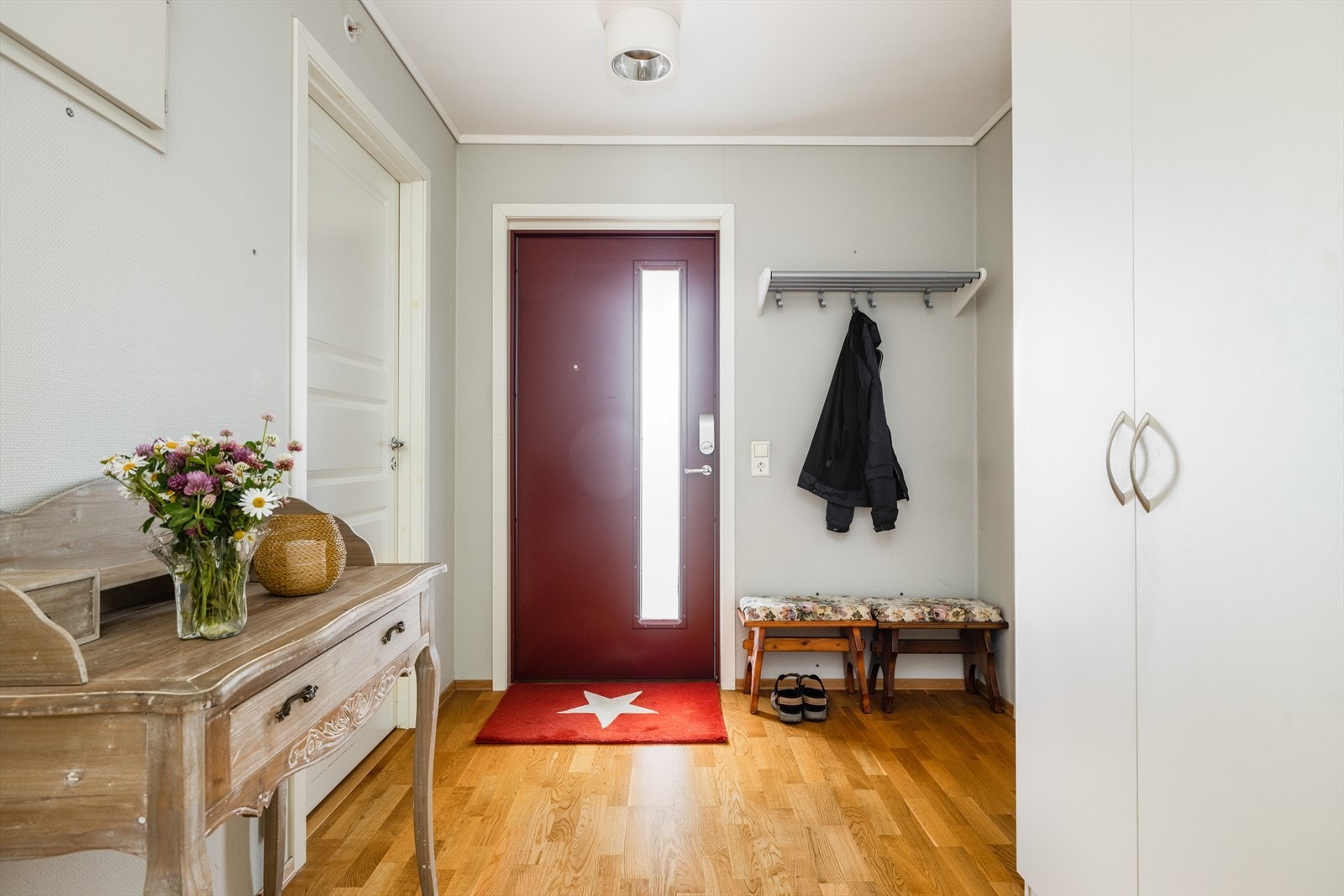 Inn i boligen er det en lys entré med garderobeskap og god plass til heng av yttertøy og plassering av skotøy. Vegg i vegg ligger også en praktisk bod. Galleribilde