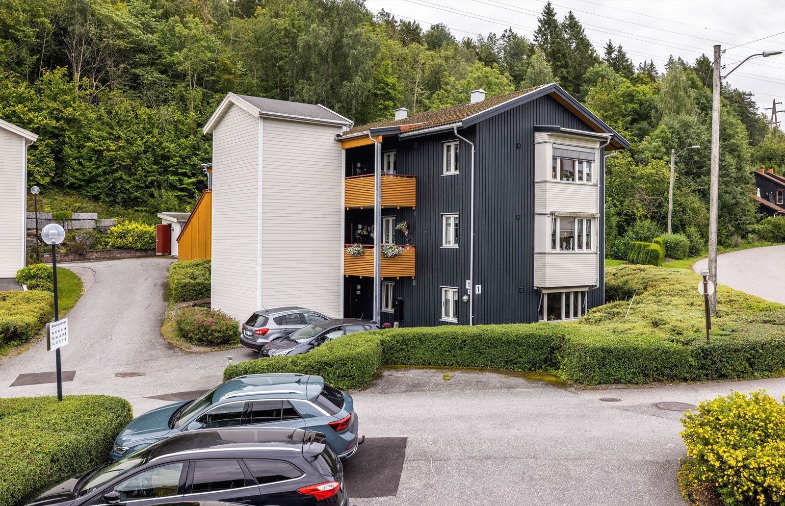Fra boligen er det også kort gangavstand til Skrukkerød Gård og Sykehuset Telemark.
Området kan by på fine turområder med merkede turstier rett ved boligen i Bjørntvedtskogen og i Uræddløypa. Galleribilde
