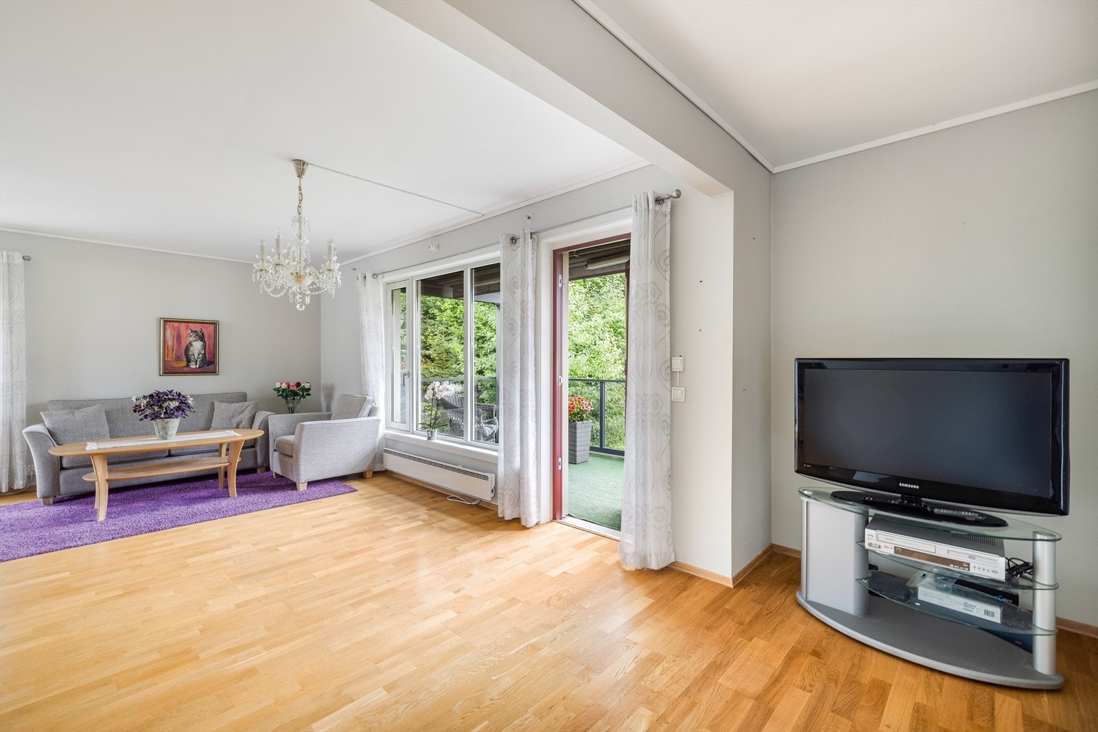 Det er utgang til den overbygde, deilige verandaen. Galleribilde