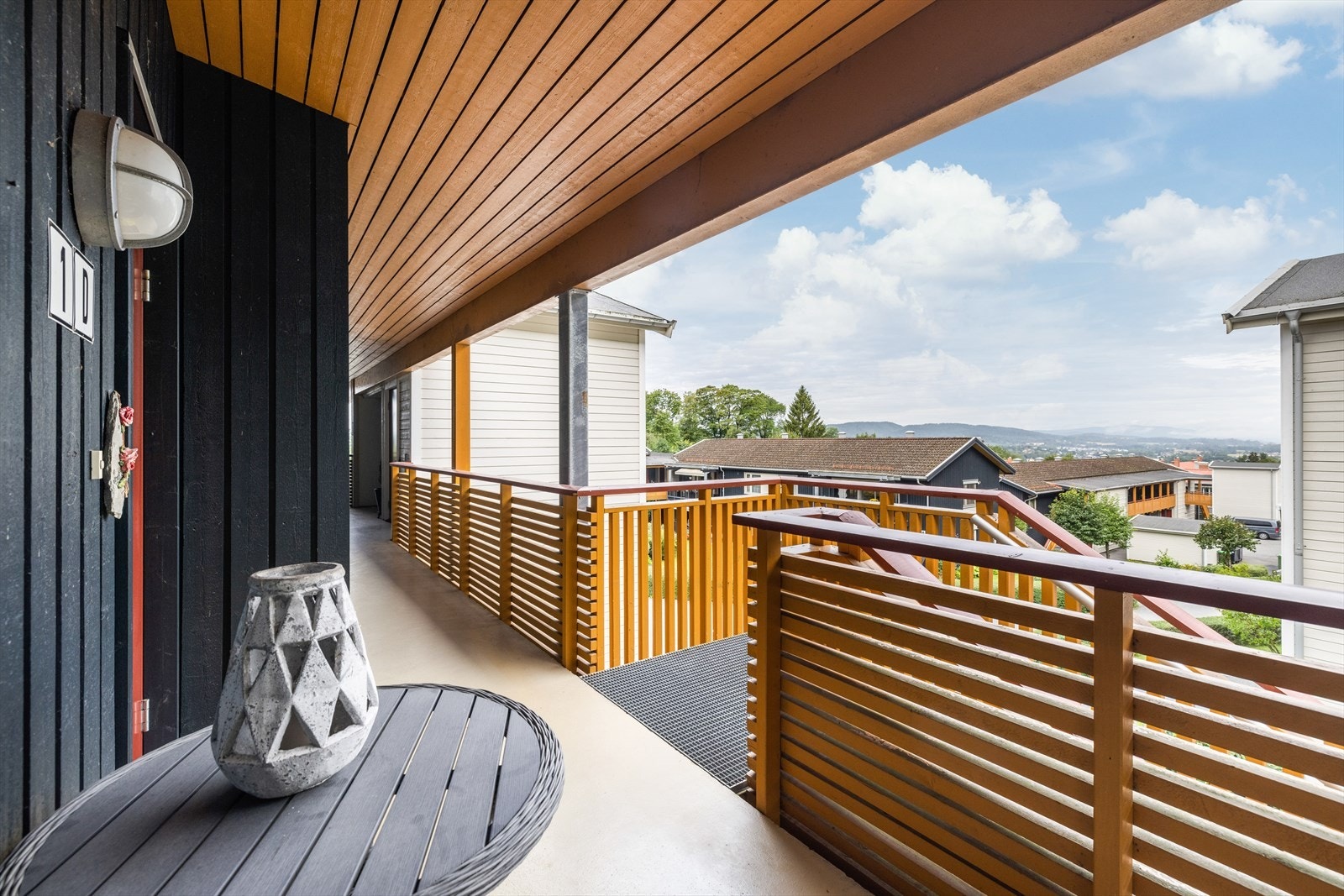 Inngangspartiet har takoverbygg og det er fin plass til et lite utemøblement ved døren. Galleribilde