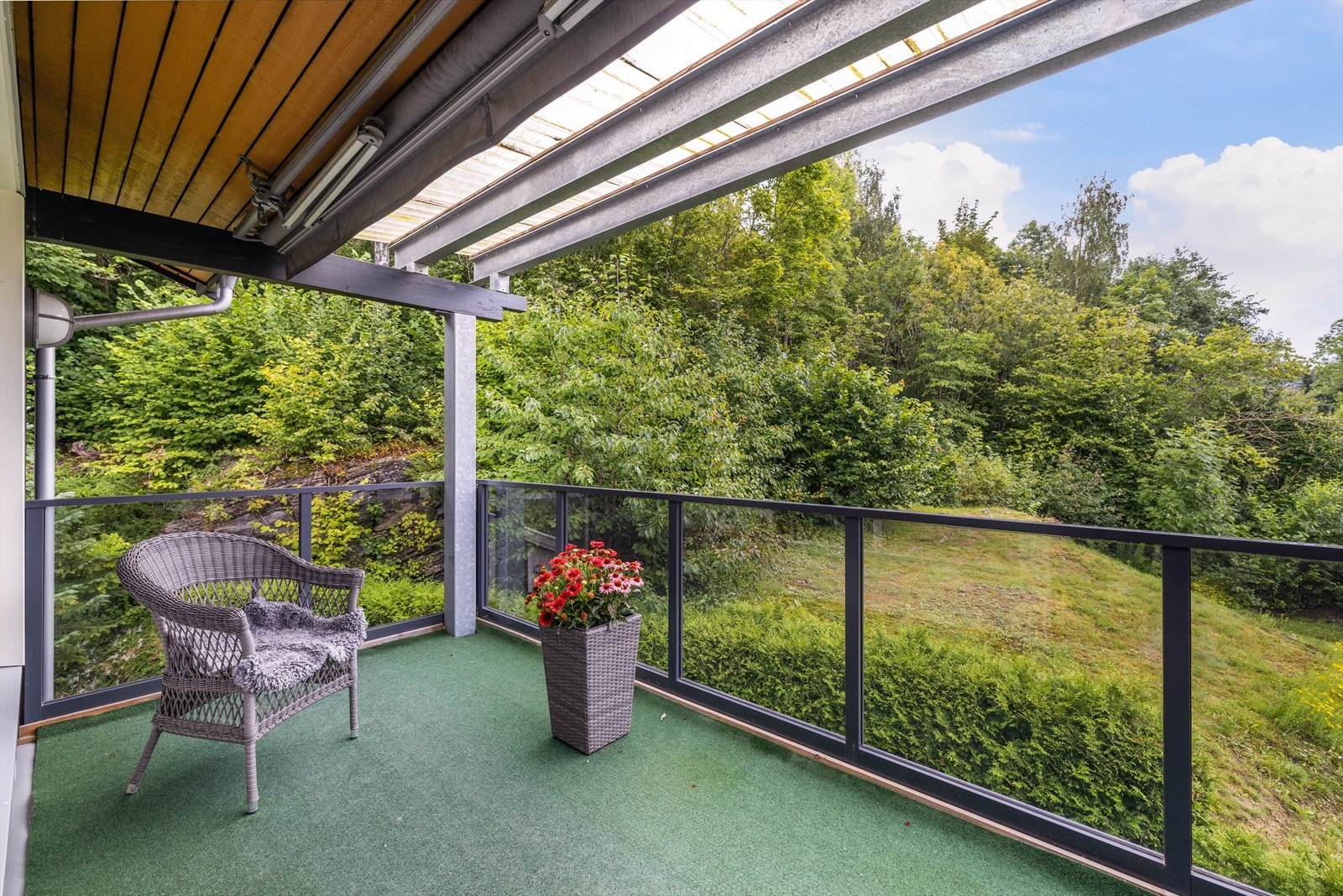 Boligen ligger meget fint i borettslaget i byggets øverste plan, i 2. etasje, med tilbaketrukket og deilig veranda på ca. 9 kvm ut mot sydøst. Galleribilde