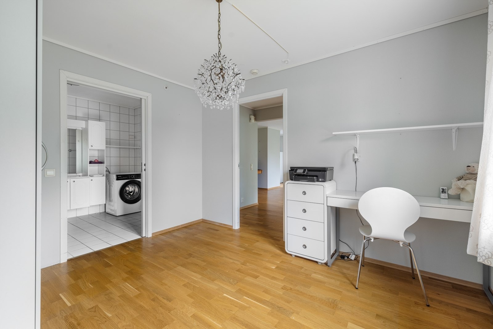 Boligen har to svale, lyse soverom hvor hovedsoverom har praktisk adkomst til baderommet via plassbesparende skyvedør. Galleribilde