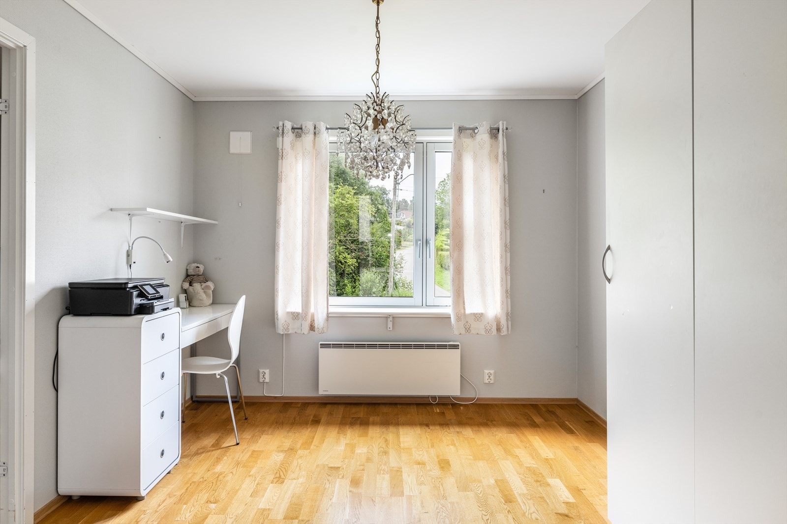 Det er fin plass til møblering av senger og garderober i begge rom, hvor hovedsoverom er utstyrt med garderobeskap pr i dag. Galleribilde