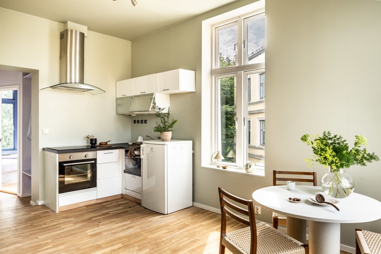 Kjøkkenet i leiligheten er fra 2007 med en åpen løsning mot stuen. Kjøkkeninnredningen er med slette fronter. Galleribilde