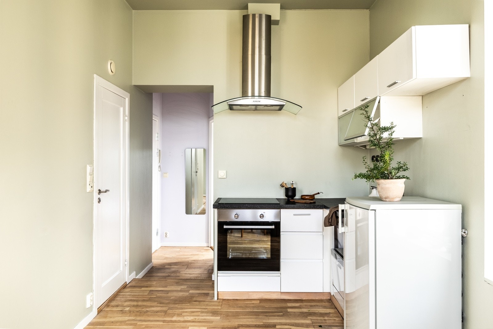 Kjøkkenet har vegghengt ventilator. Galleribilde