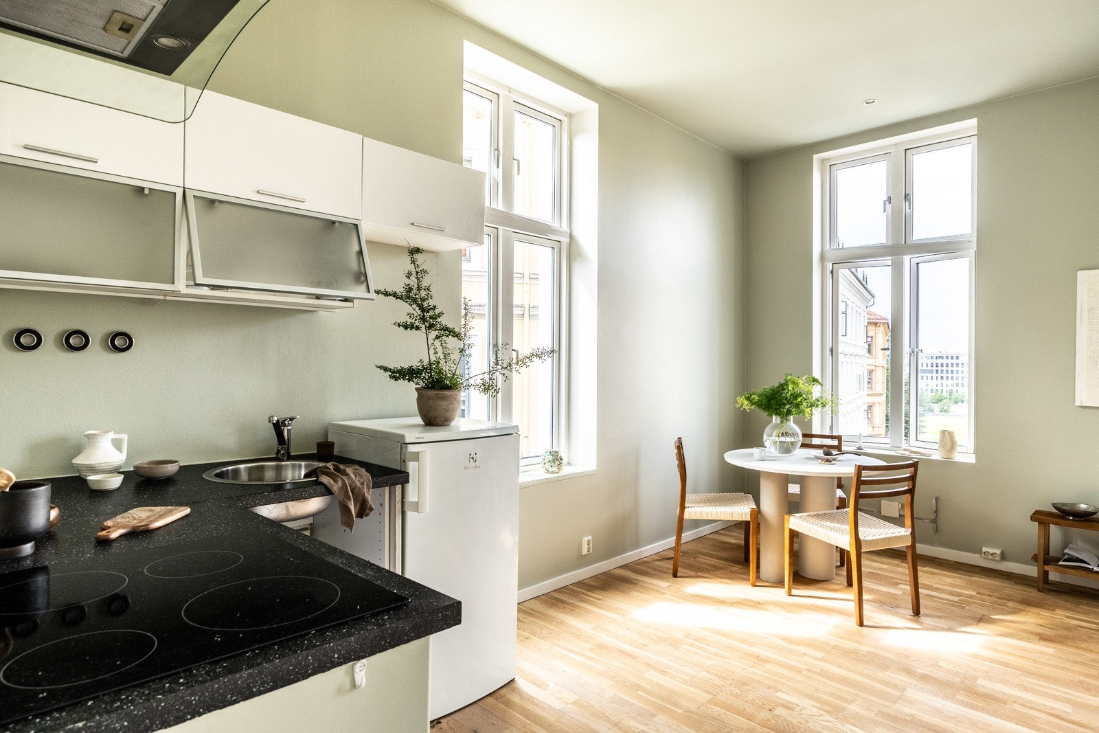 Kjøkkenet har frittstående kjøleskap, stekeovn, nedfletet platetopp og oppvaskmaskin under benk. Galleribilde