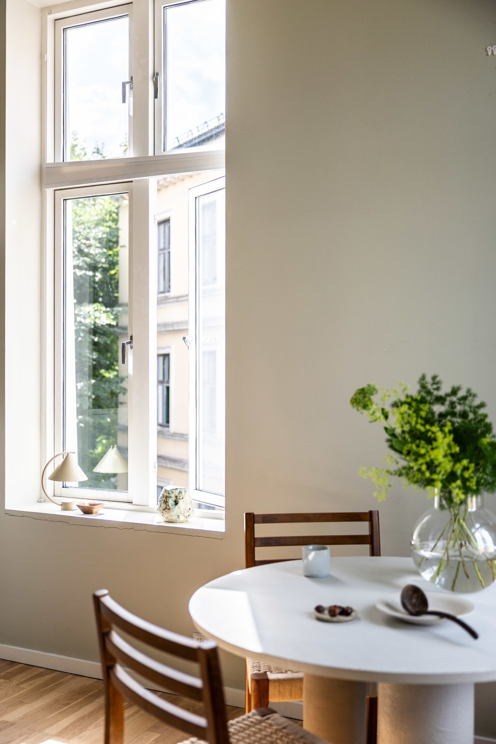 De store vinduene i leiligheten gir rikelig med lysinnslipp. Galleribilde