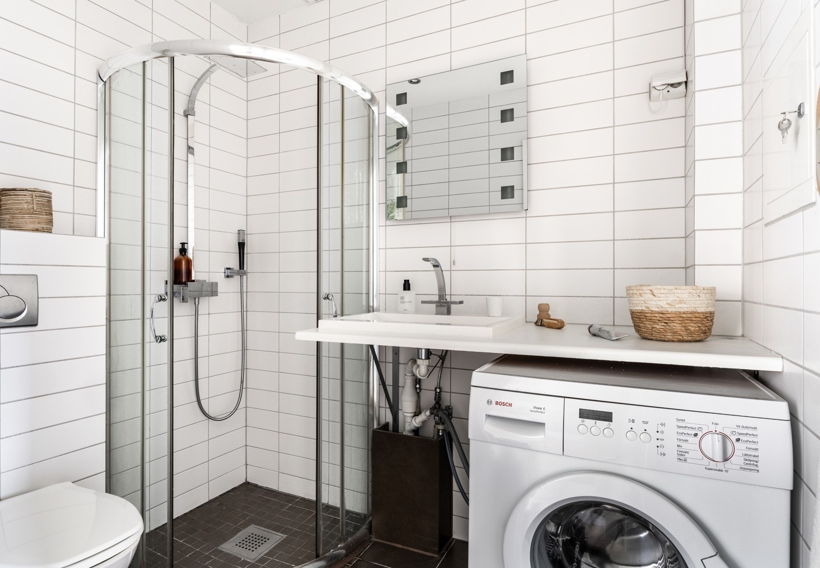 Leilighetens bad er fra 2007 med flislagt gulv med varme og flislagte vegger. Galleribilde