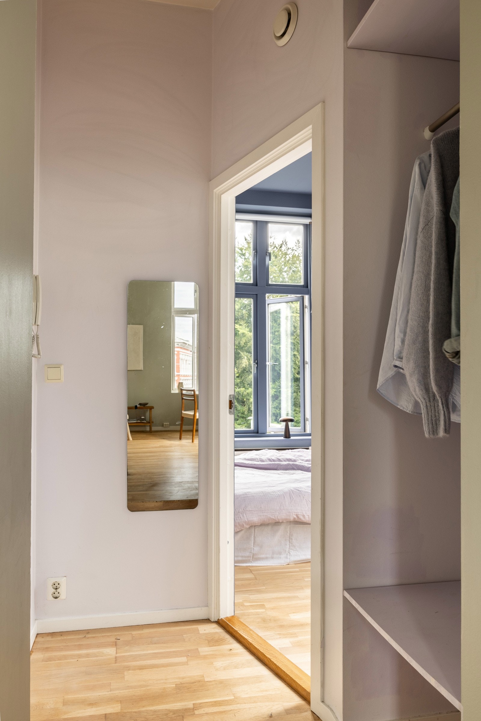 Entréen tar deg til leilighetens resterende rom. Galleribilde