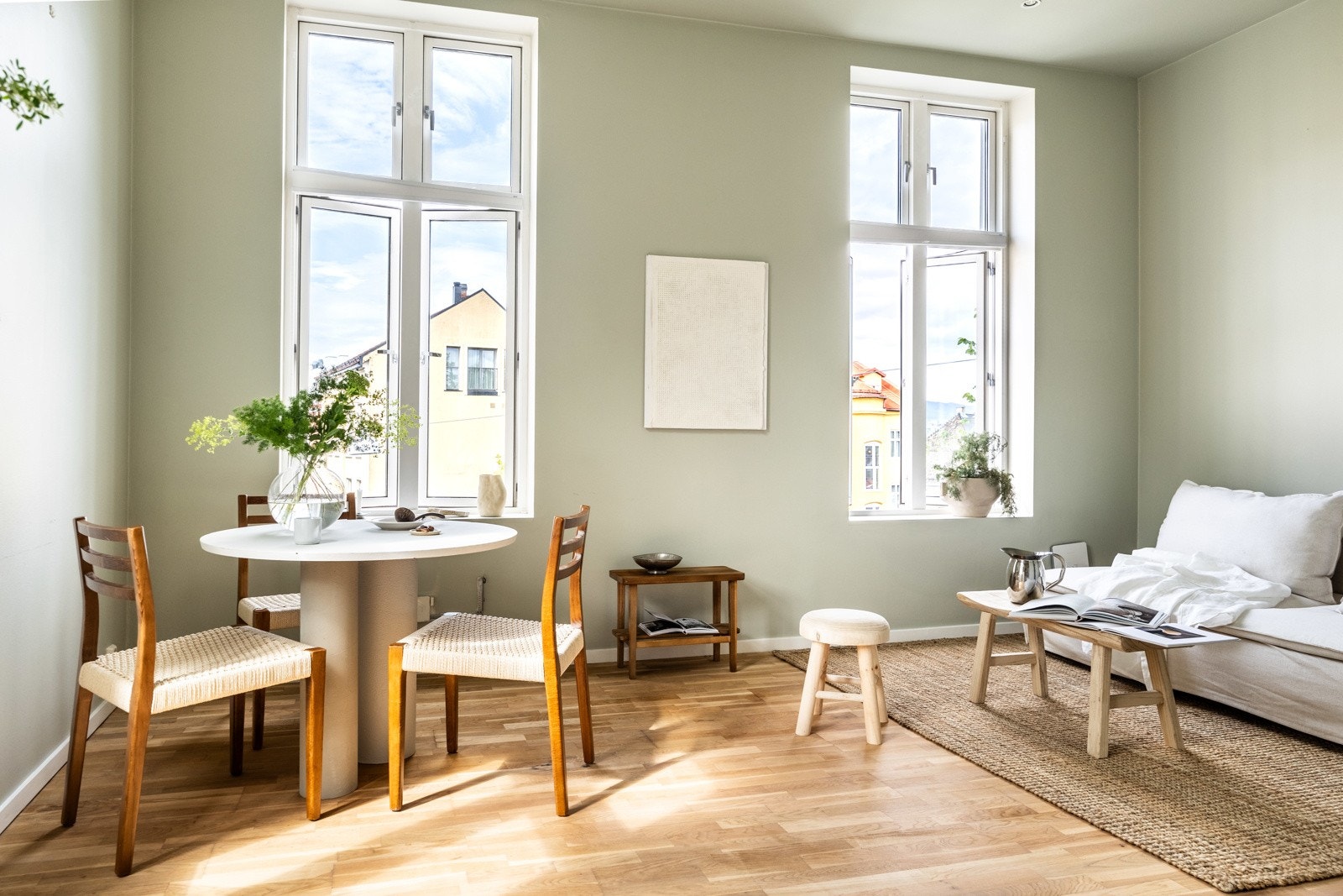 Tilbaketrukket og sjarmerende 2-roms selveier med god takhøyde, store vinduer og god planløsning. Galleribilde