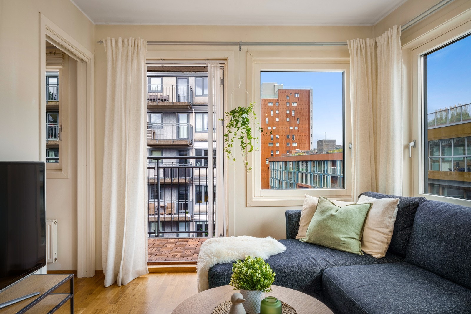 Tv, internett, kommunale avgifter, renter og avdrag fellesgjeld, varmtvann (tappevann), eiendomsskatt, dugnad, byggforsikring ++ er inkl. i felleskostnadene. Galleribilde