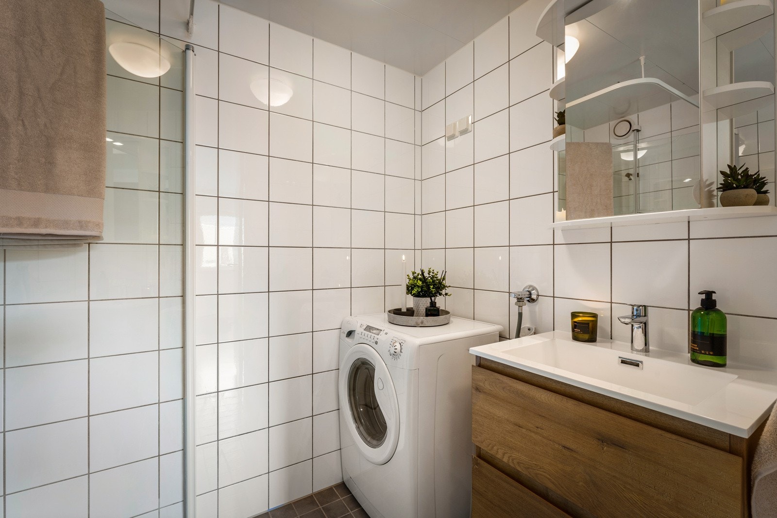 Badet er helfliset, har varme i gulv og rør-i-rør. Galleribilde