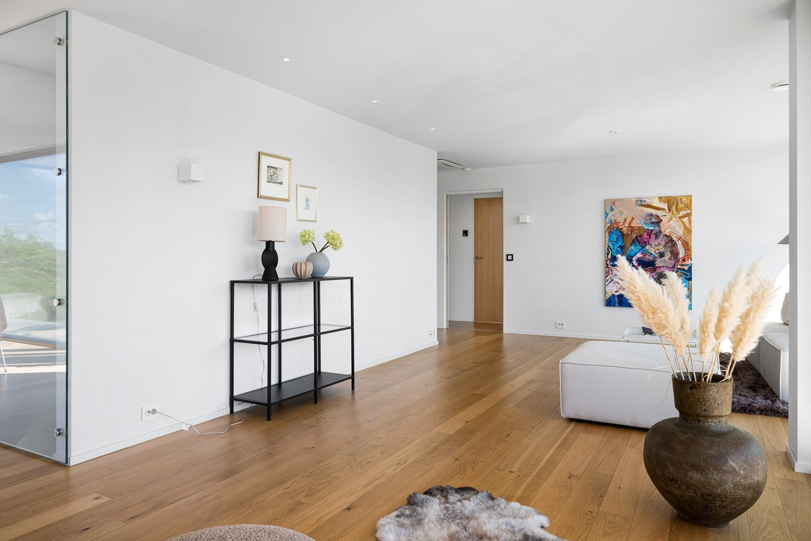 Stuen er delt inn i flere soner, noe som gir deg fleksibiliteten til å skape både en hyggelig sofakrok og en elegant spisestue, avhengig av dine behov. Galleribilde