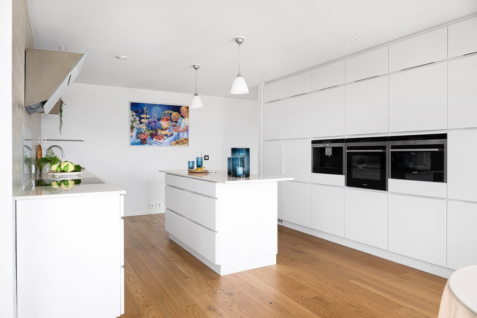 Kjøkkenet, som er en del av den åpne stue-løsningen, er både stilrent og funksjonelt med innredning fra Kvik. Galleribilde