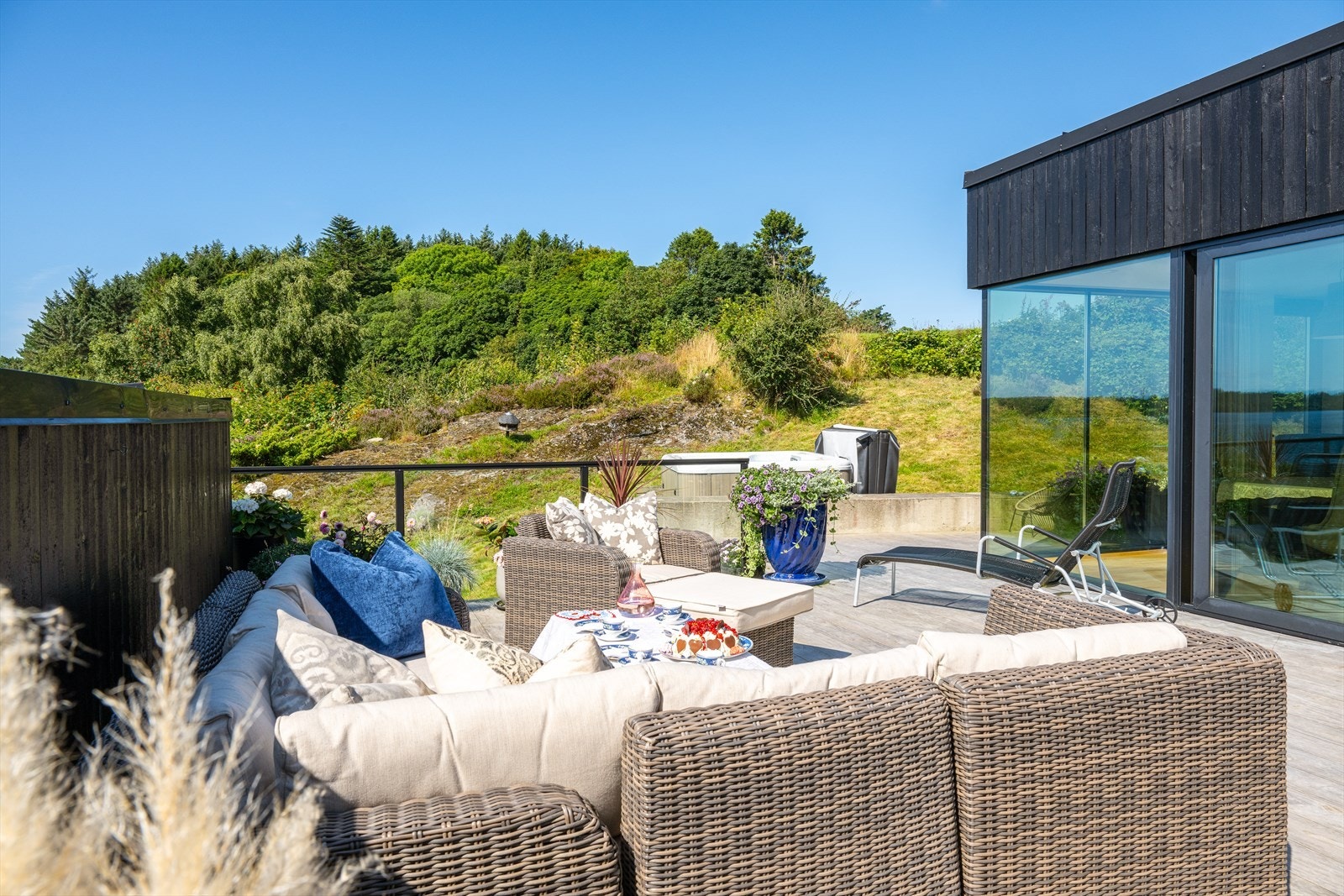 Stor sørvestvendt terrasse med gode solforhold. Galleribilde
