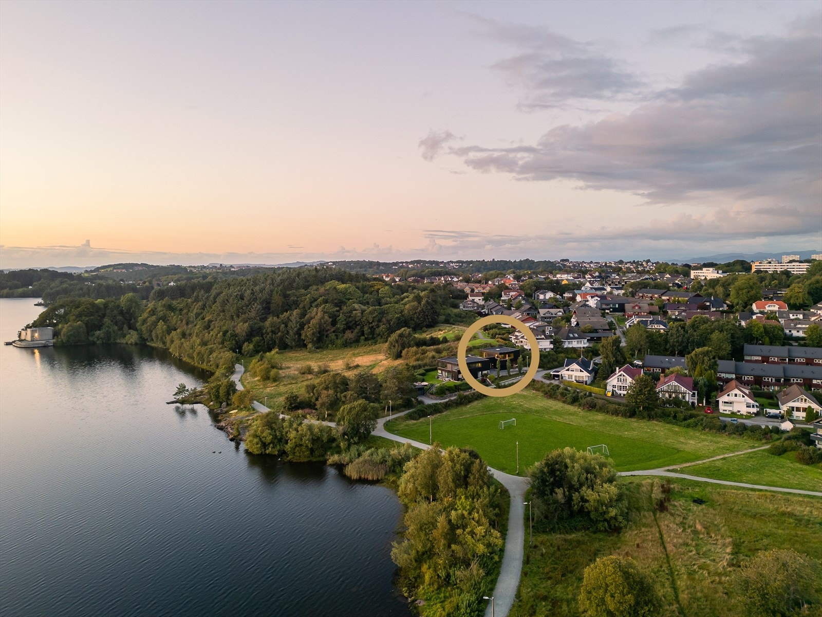 Sandalsveien 73 tilbyr en idyllisk og familievennlig beliggenhet, perfekt for de som ønsker å bo nær naturen samtidig som alle nødvendige fasiliteter er innen rekkevidde. Ligger fantastisk til rett ved Stokkavannet Galleribilde