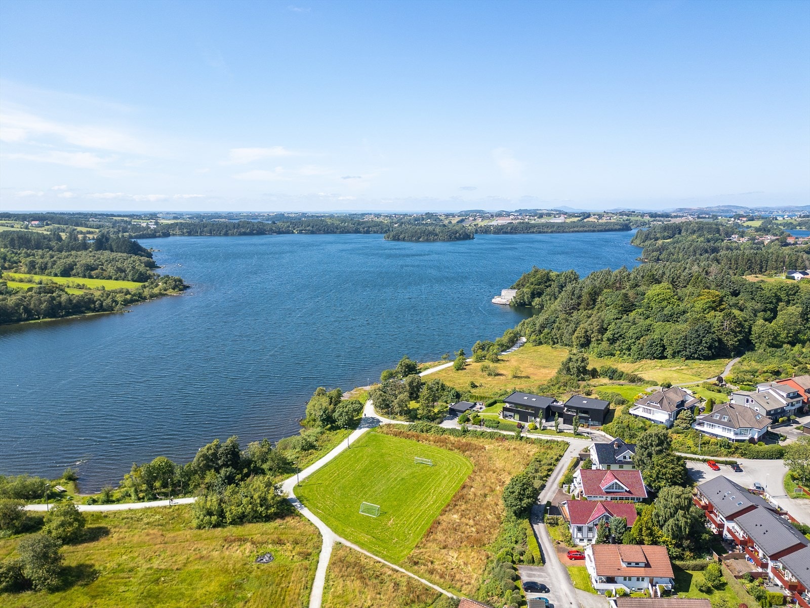 Sandal er et svært barnevennlig område, og boligen er omgitt av grønne lekeområder og trygge veier. Det er kort gangavstand til flere barnehager og skoler, samt et bredt utvalg av fritidsaktiviteter for barn og unge Galleribilde
