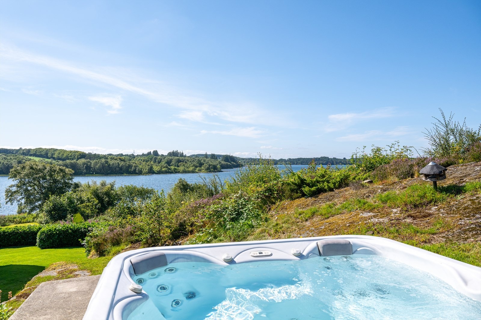 Len deg tilbake med noe godt i glasset i jacuzzien Galleribilde