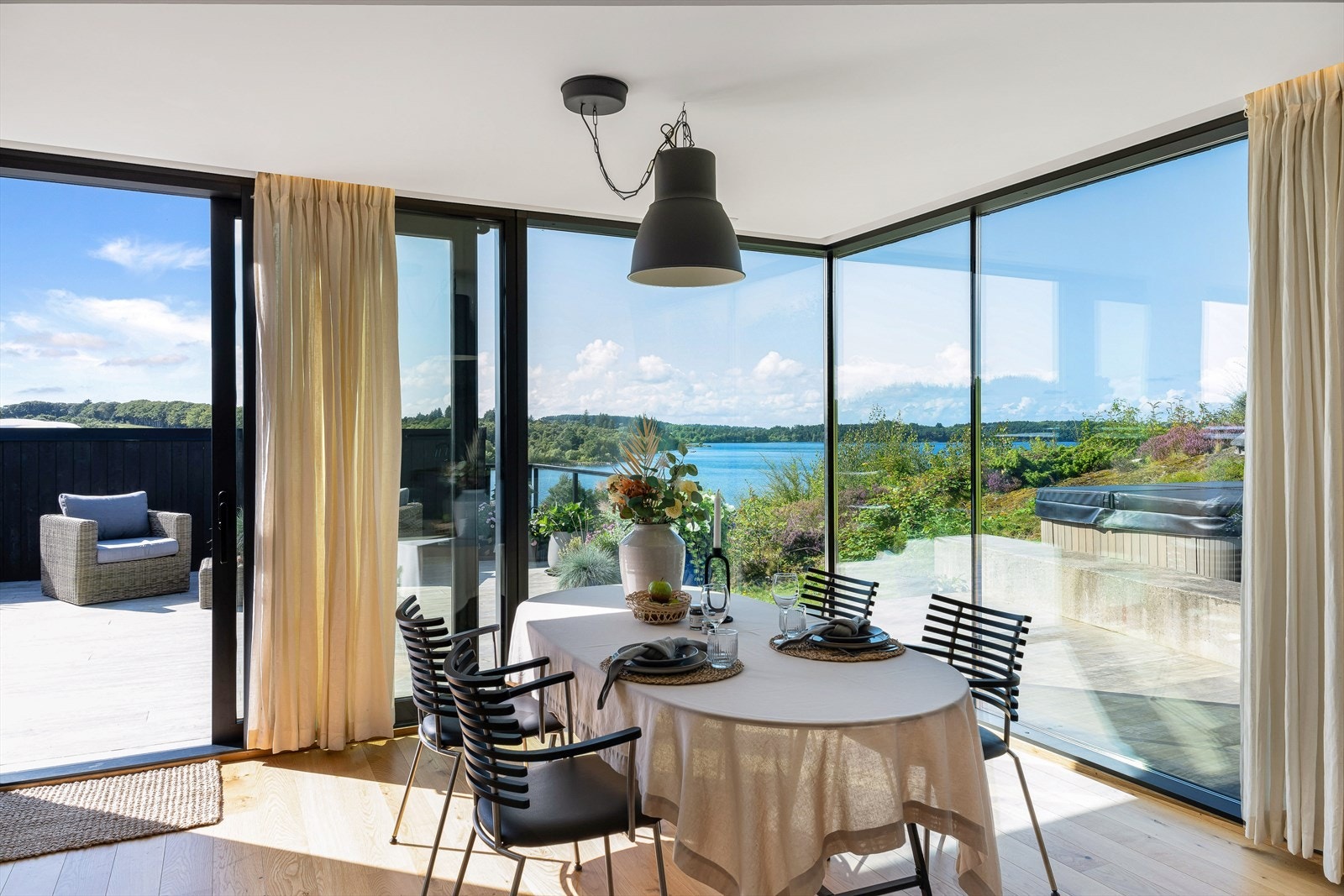 Shucco vinduer med trelags energiglass sørger for å slippe inn rikelig med naturlig lys Galleribilde