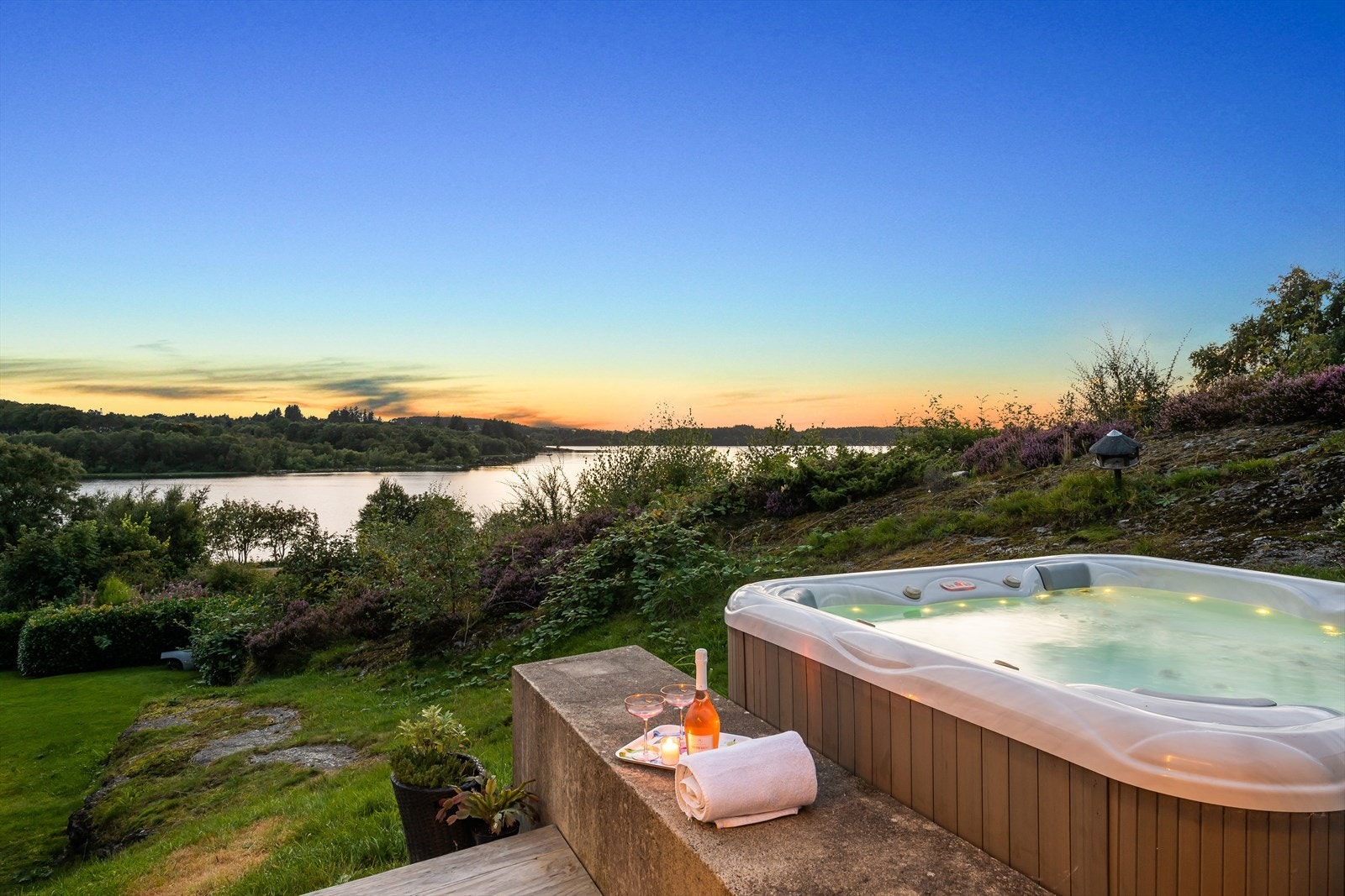 Like ved terrassen finner du en jacuzzi, perfekt for avslapning mens du beundrer den fantastiske utsikten. Galleribilde