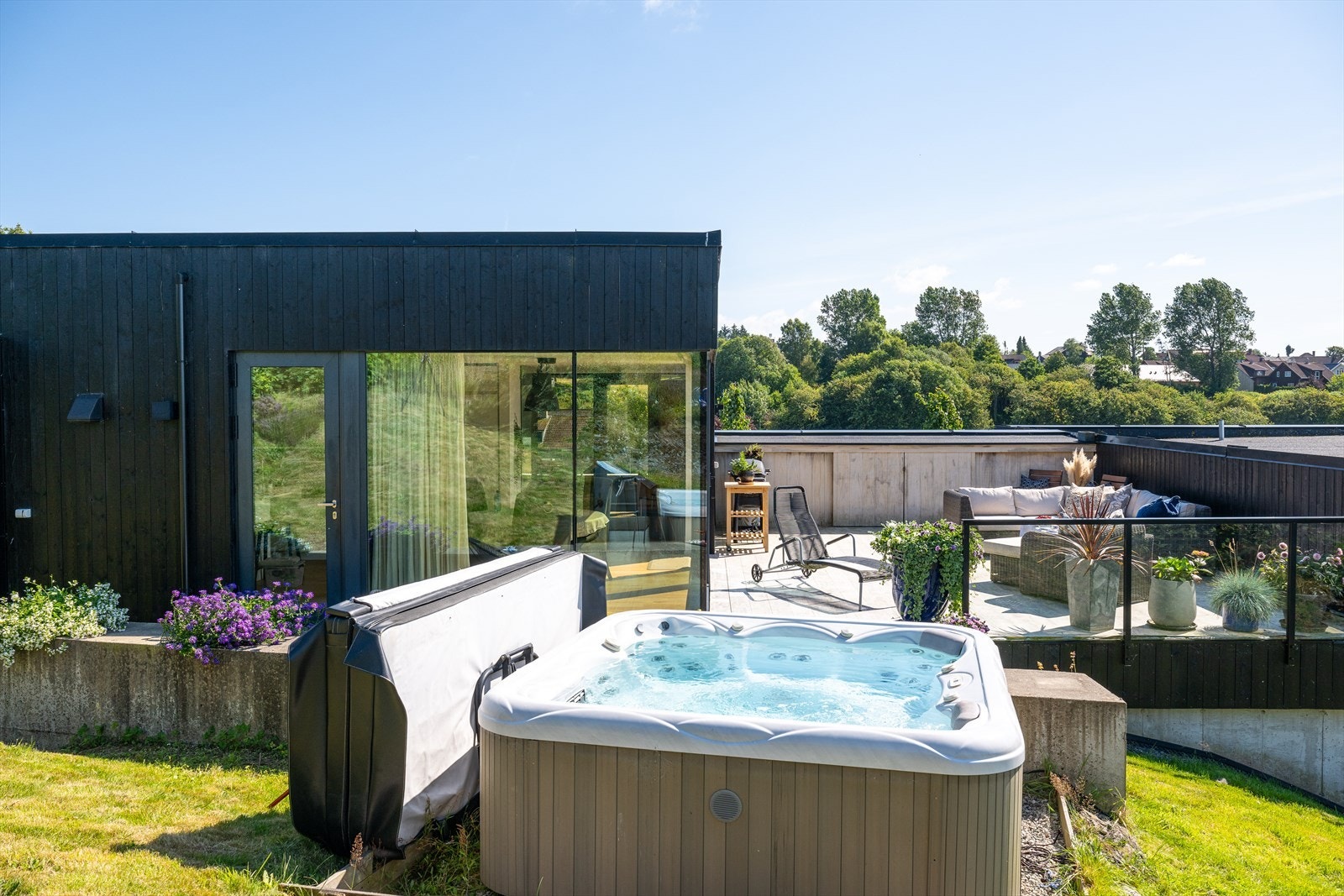 Flott uteområdet med terrasse og jacuzzi. Her kan solforholdene nytes fullt ut Galleribilde