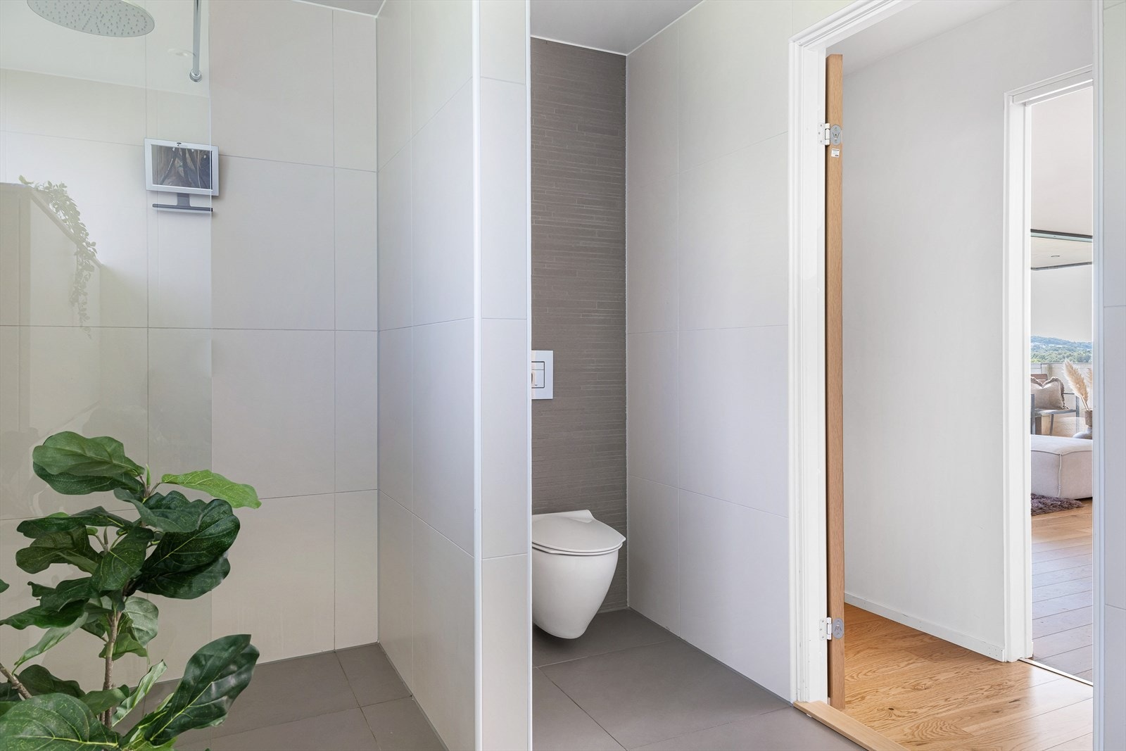 Et meget flott bad i tilknytning til hovedsoverommet. Rommet fremstår moderne og elegant med sine nøye utvalgte materialer. Galleribilde