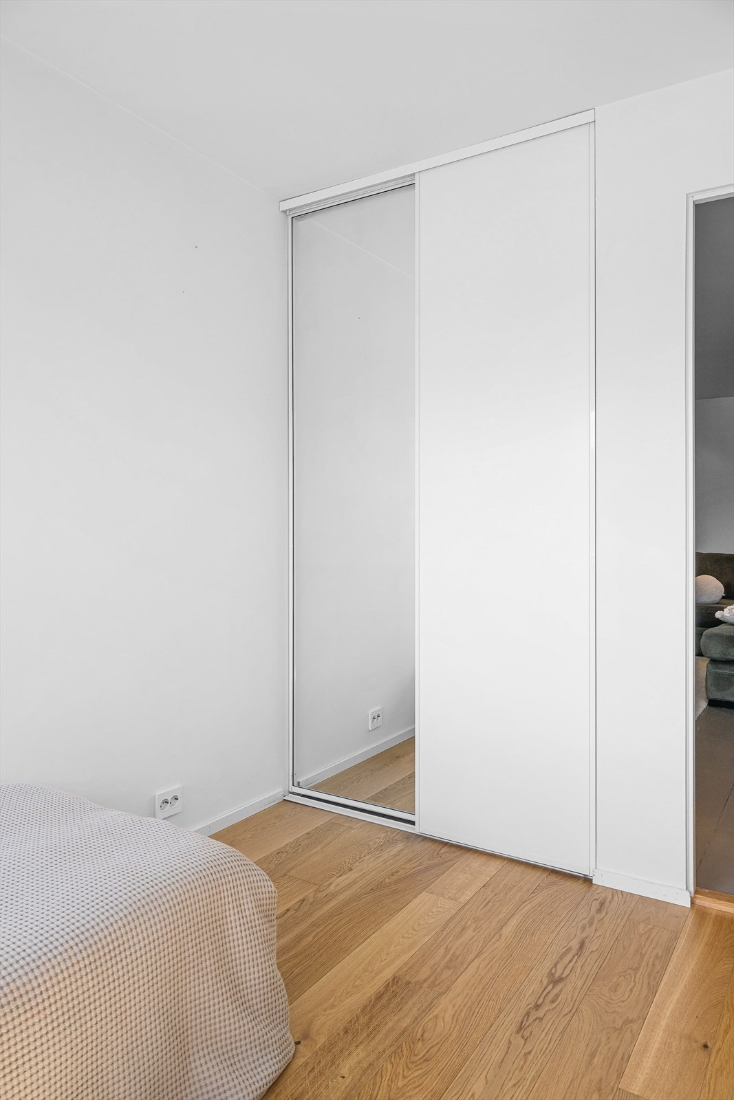 Alle soverommene i første etasje har tilhørende innebygd skyvedørsgarderobe Galleribilde