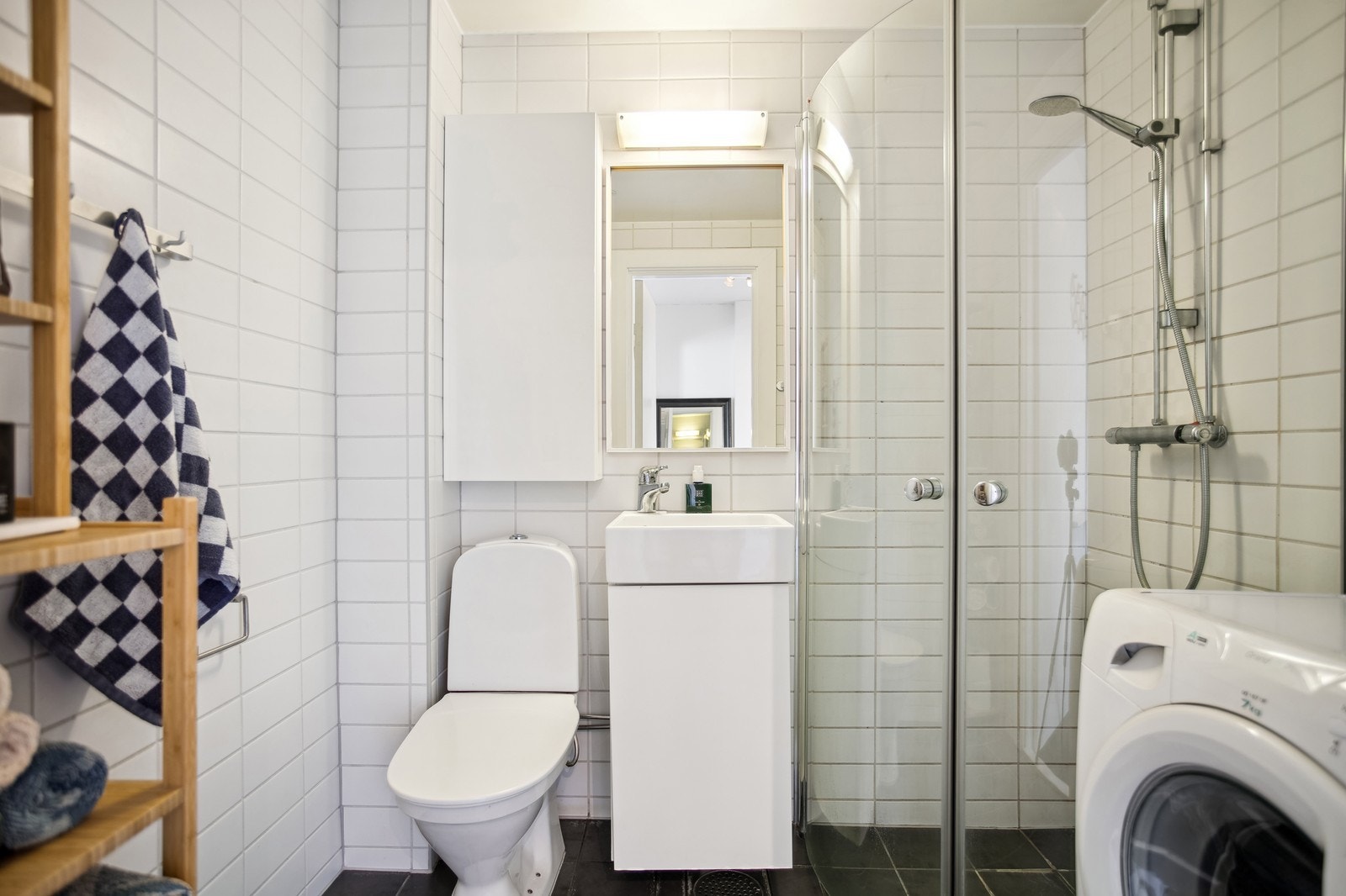 Flislagt bad med varmekabler i gulv. Bra med oppbevaring. Opplegg for vaskemaskin. Galleribilde