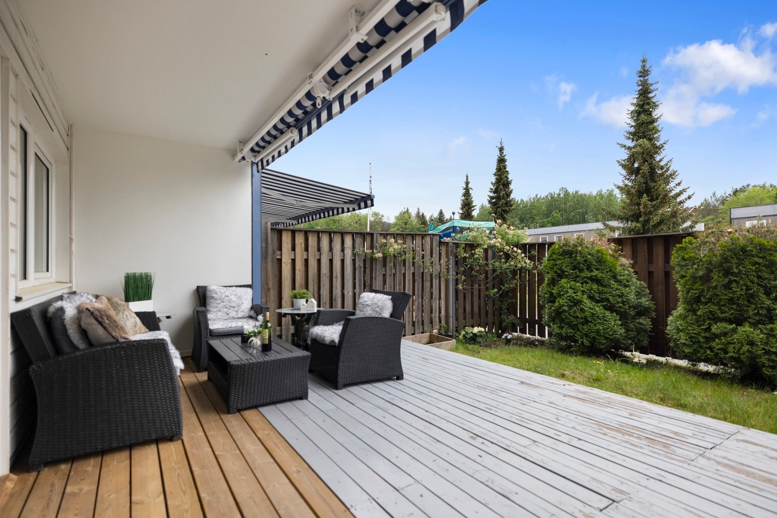 Utenfor stuen har leiligheten en fin uteplass med delvis overbygget terrasse Galleribilde