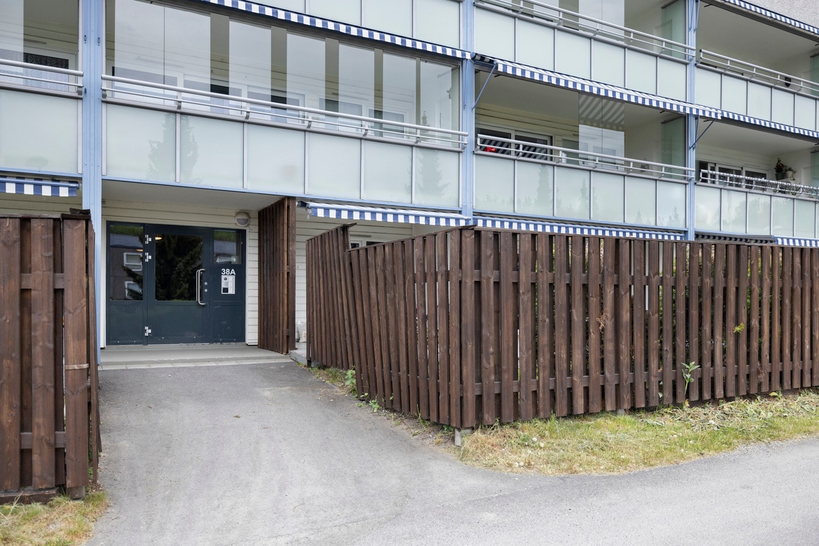 Leiligheten ligger i første etasje og har adkomst via felles inngangsparti og gang Galleribilde