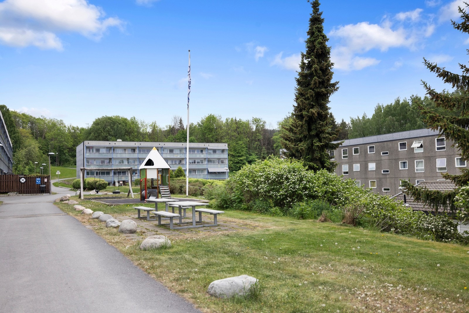 Utenfor leiligheten er det en fin lekeplass med flere apparater Galleribilde