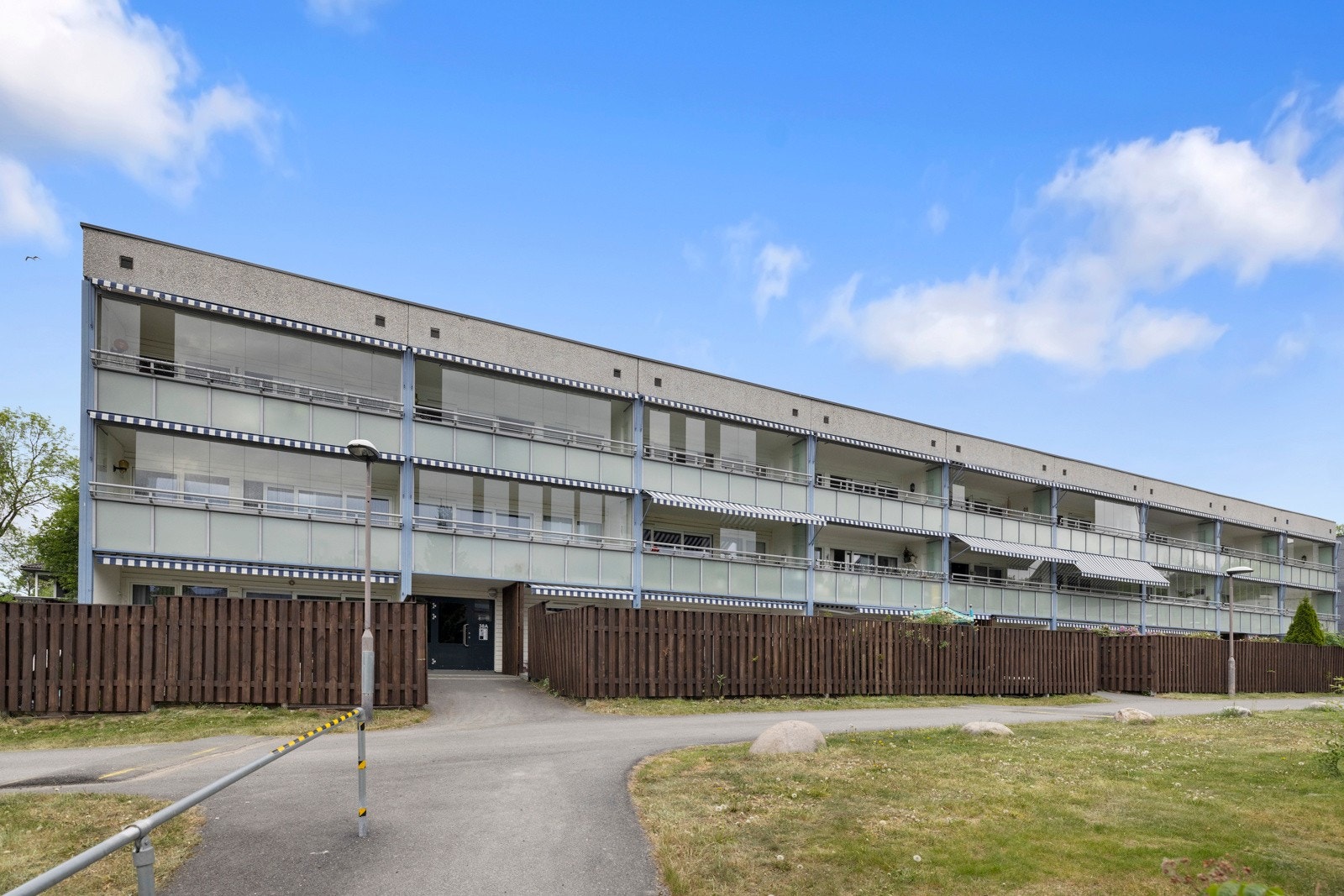 Borettslaget har en lett skrånende tomt som er pent opparbeidet med store gressplener Galleribilde