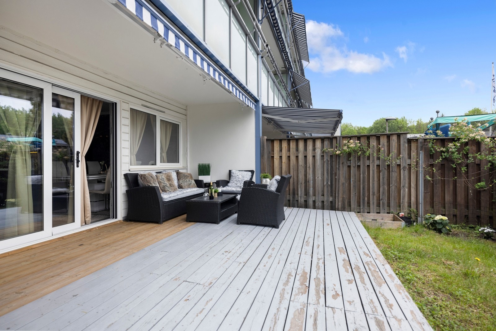Terrassen har videre stikk og ellers god plass til sittegruppe og grill Galleribilde