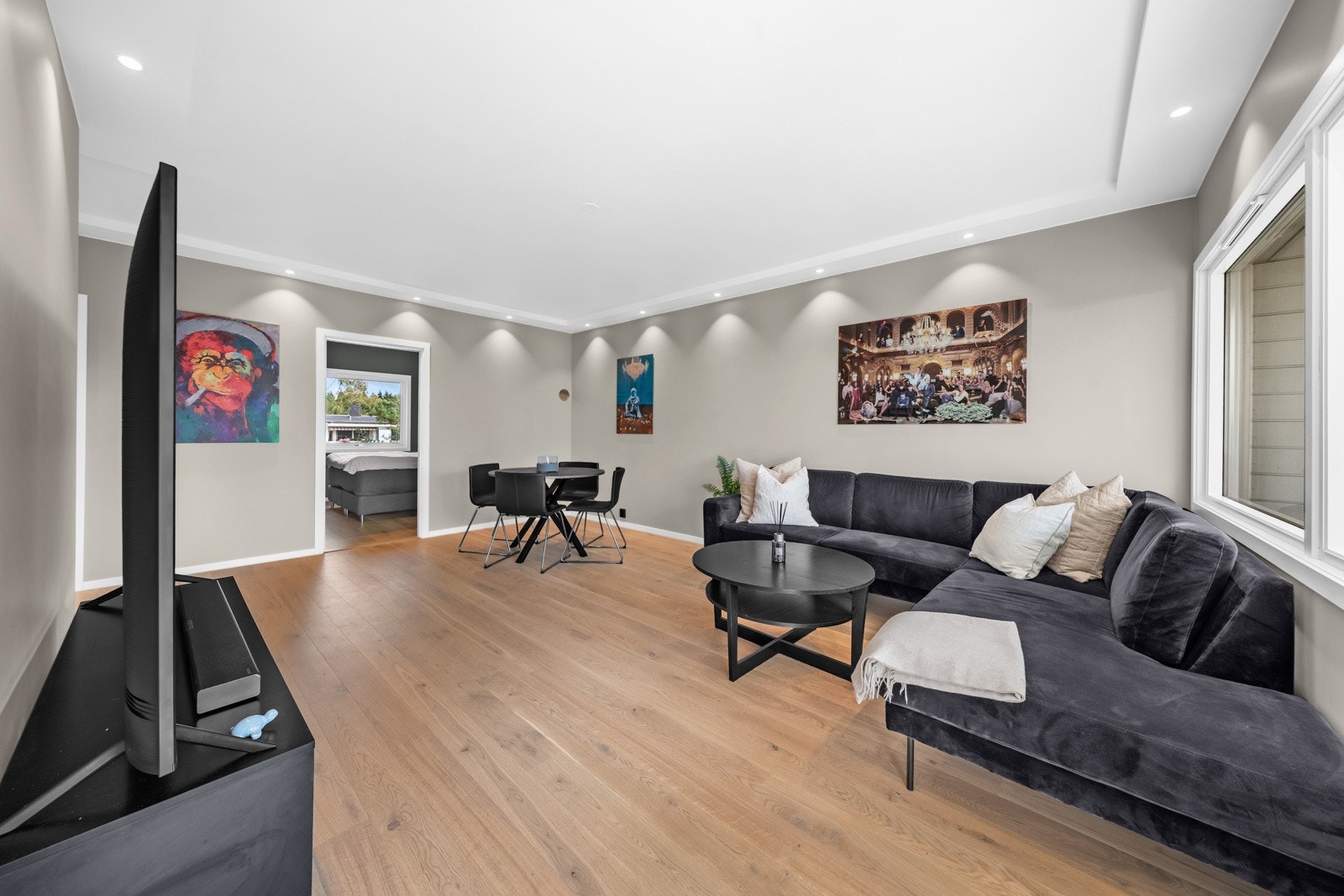 Det er nylig lagt nytt parkettgulv i stuen med nye downlights i taket og slette vegger. Det er også lagt opp for peisovn i stuen. Galleribilde