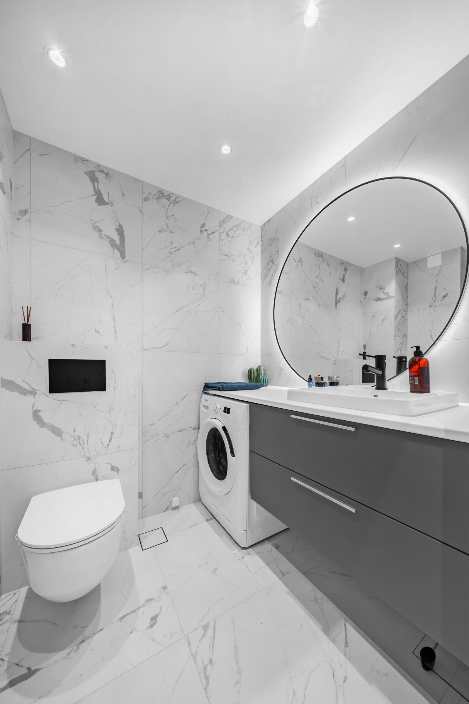 Badet er utstyrt med varmekabler, downlights i tak, opplegg for vaskemaskin og tørketrommel Galleribilde
