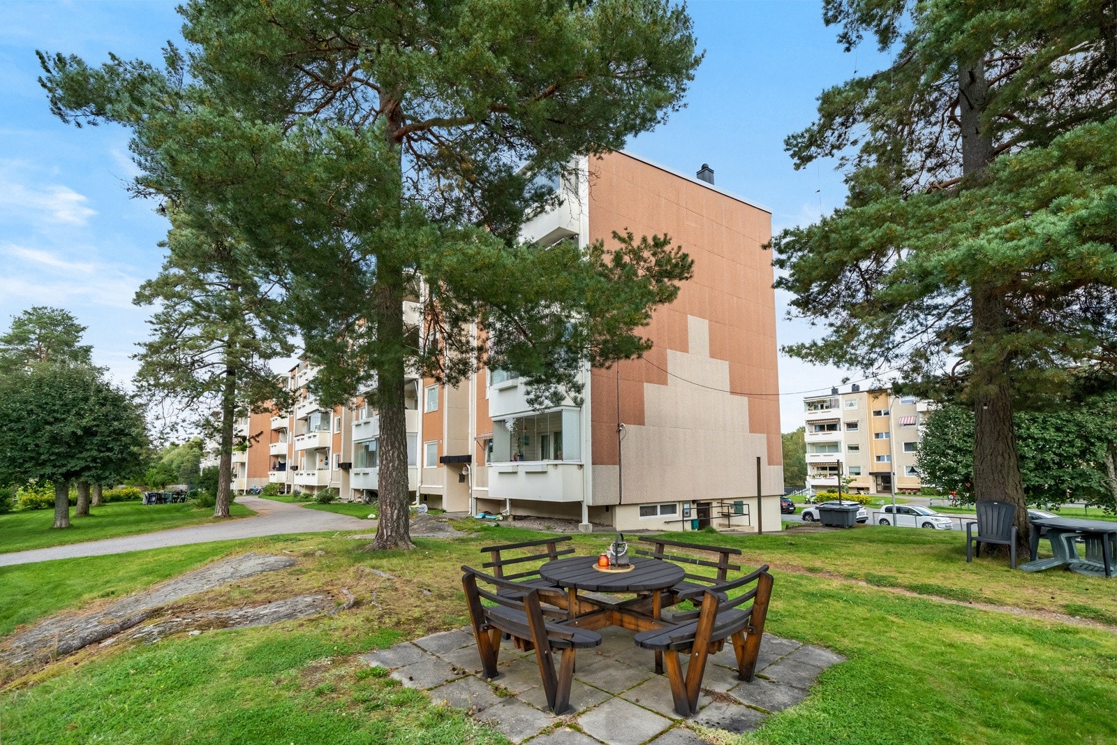 Haraløkka borettslag er populært med sin flotte beliggenhet ved markagrensa og store grøntområder mellom blokkene Galleribilde