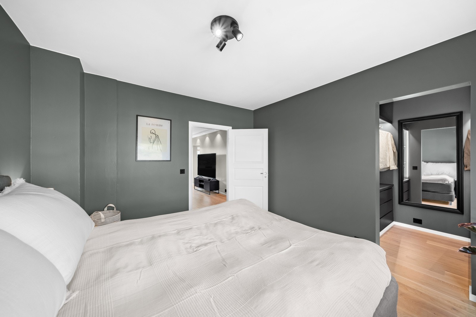 Fra hovedsoverommet er det videre adkomst til walk-in-closet / omkledningsrom Galleribilde