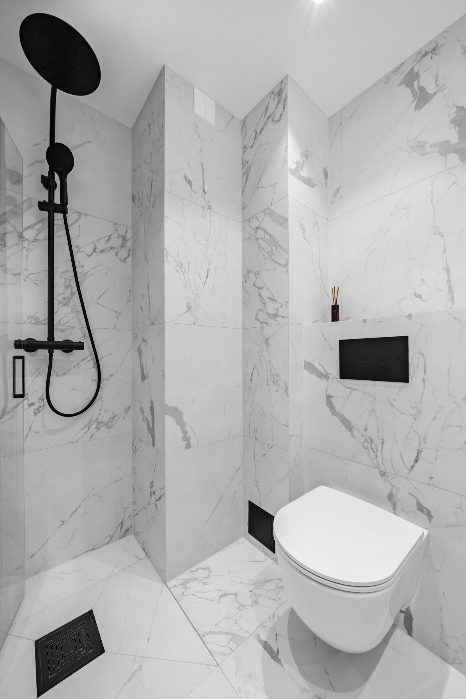 Moderne, store fliser gir badet et flott preg. Videre utstyrt med vegghengt klosett og moderne regnfallsdusj Galleribilde
