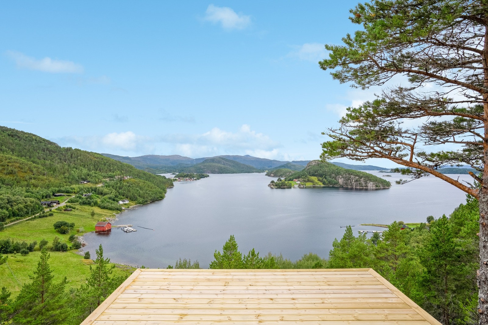 Rett nedenfor hytta innbyr fjorden til god rekreasjon, og nærområdet har flotte turmuligheter i vakker natur. Galleribilde