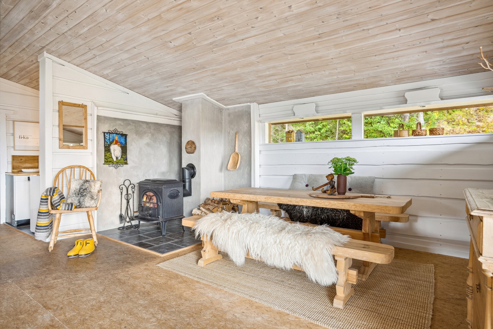 Lune kvelder sikres av en vedovn i stuen. Galleribilde