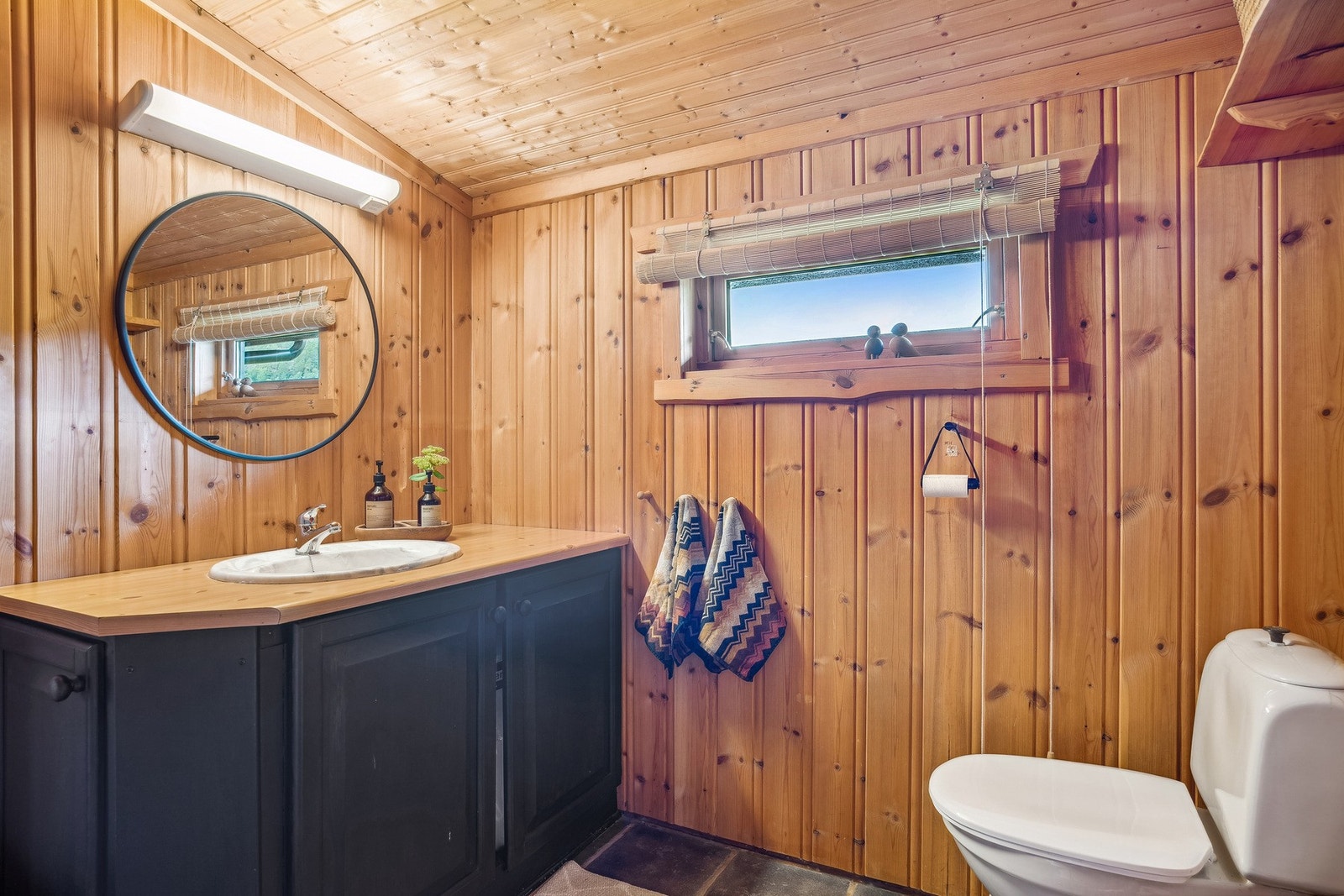 Badet er utstyrt med gulvvarme og opplegg for vaskemaskin. Galleribilde