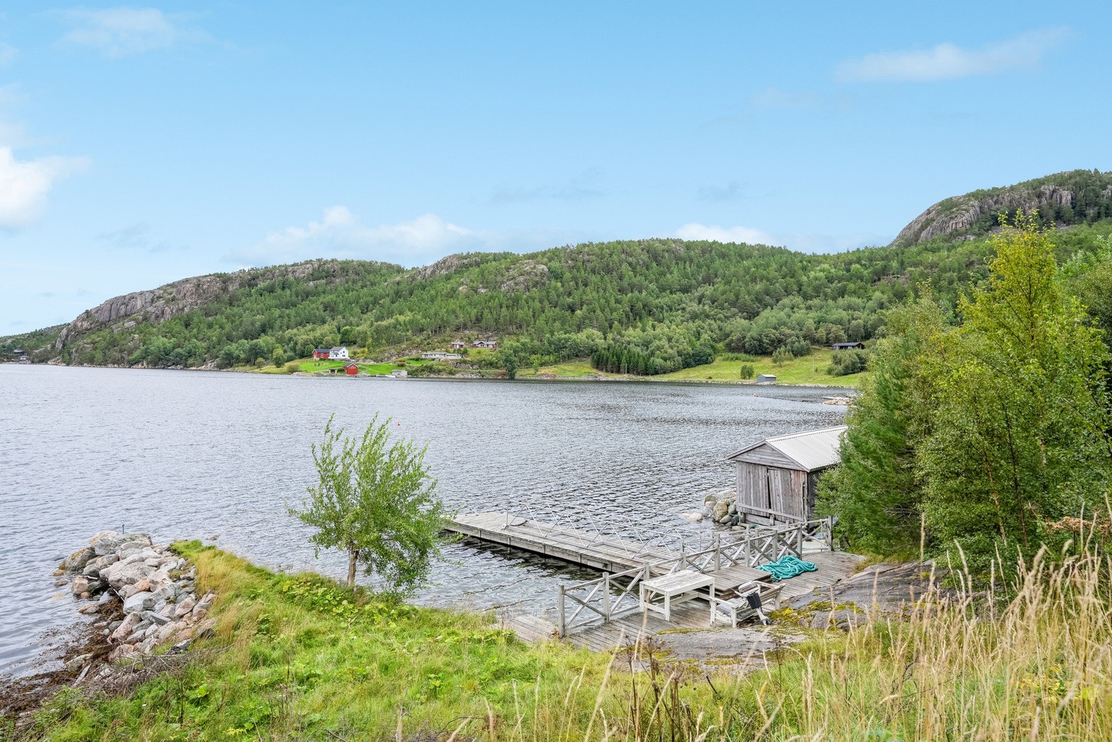 Ved fjorden får man ekte sommeridyll med bading, båtliv og fiske. Galleribilde