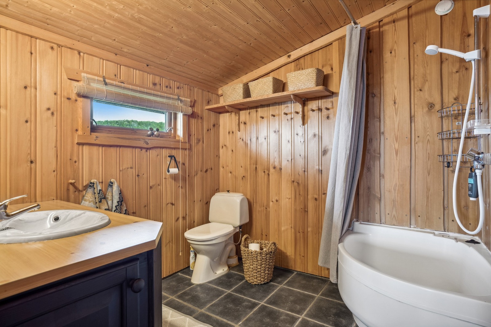 Dagene får en god start på et bad med badekar og flislagt gulv. Galleribilde