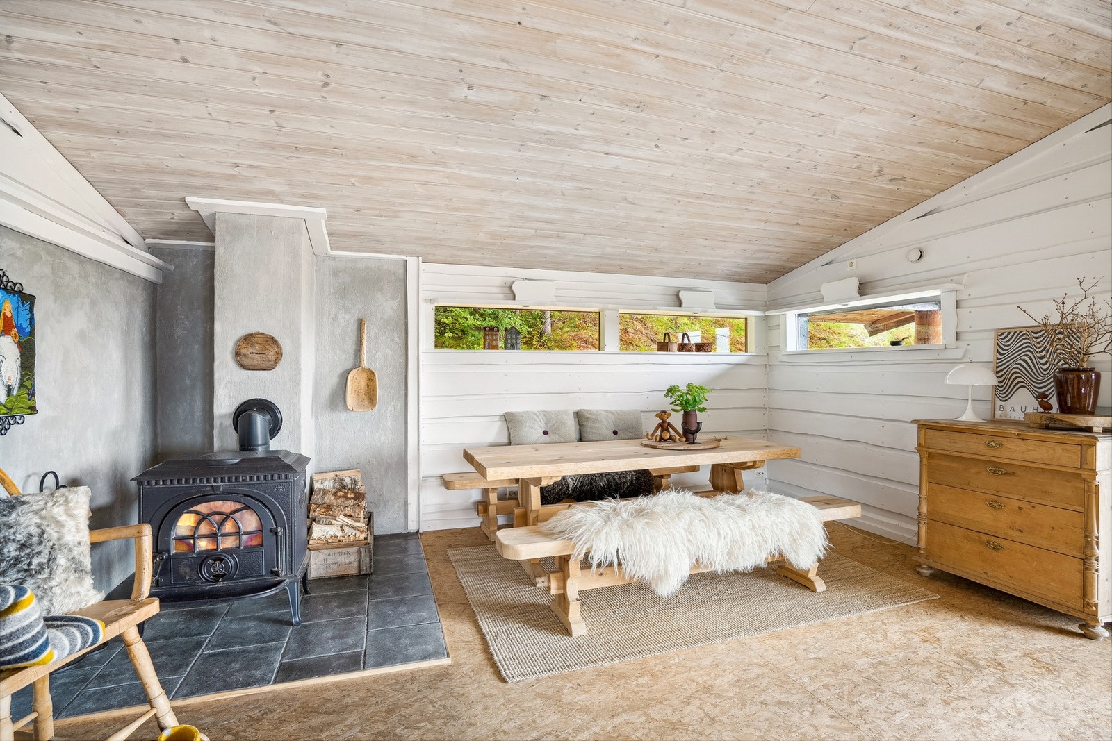 Man finner enkelt både roen og varmen foran ildstedet. Galleribilde