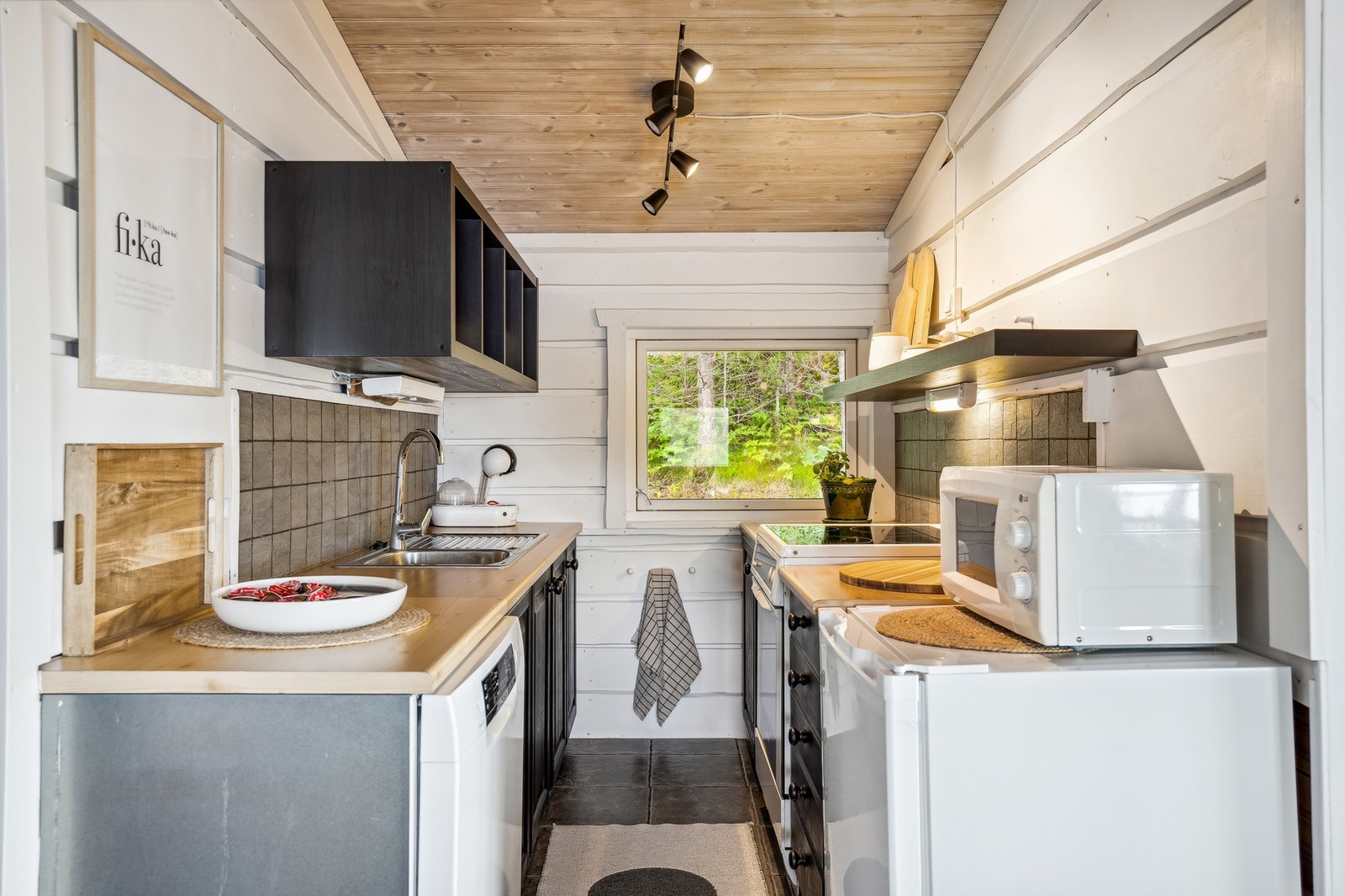 Kjøkkenet gir deg alt du trenger på hytta, og har fin skap- og benkeplass langs to vegger. Galleribilde