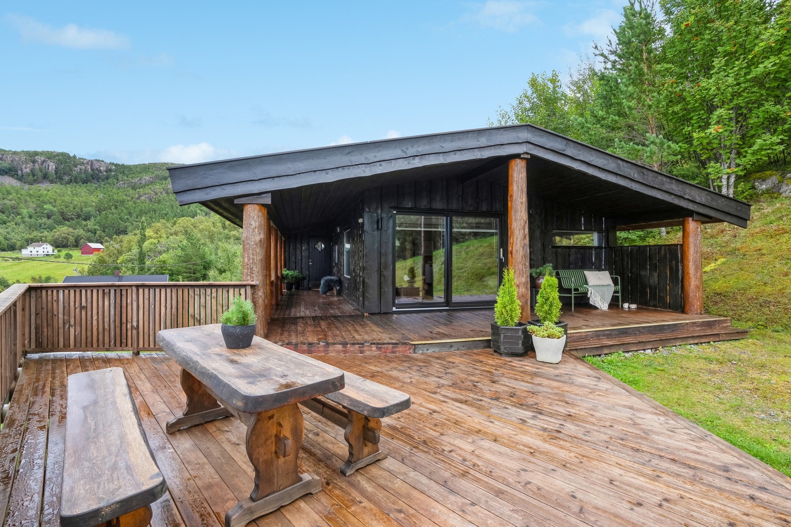 Oppført ved inngangen og med adkomst fra stuen har hytta en flott og delvis innebygd terrasse på ca. 47 kvm. Galleribilde