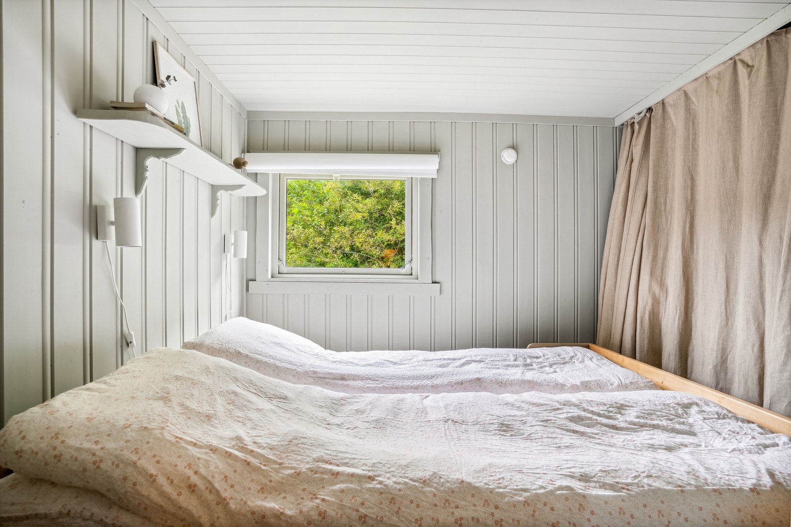 Begge soverommene har rom for flere sengeplasser, så her er det mulighet for å ta med seg gjester på tur. Galleribilde