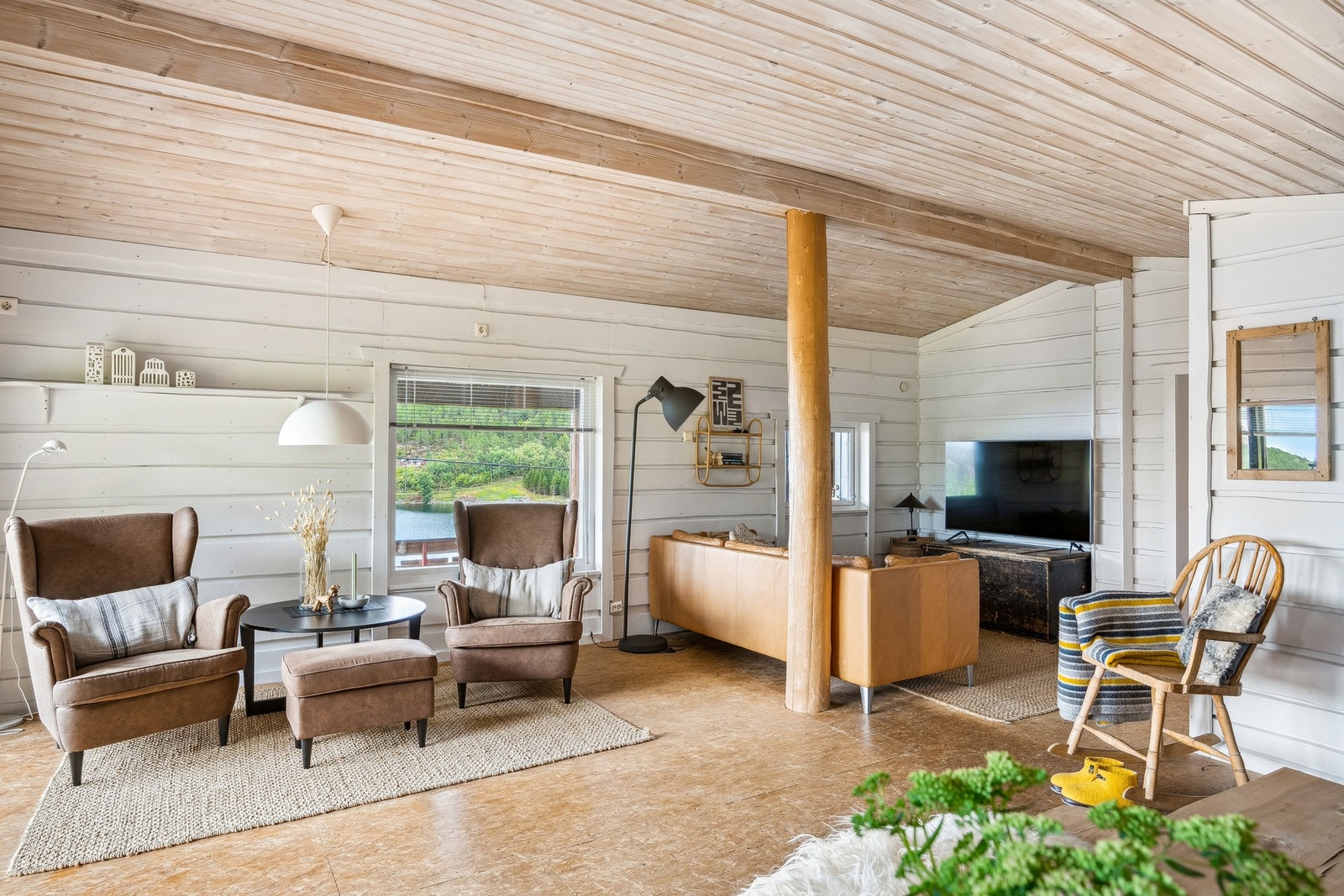 Stuen er et åpent og romslig, men likevel intimt oppholdsrom, som innbyr til hygge fra tidlig morgen til sent på kveld. Galleribilde